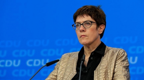 Annegret Kramp-Karrenbauer cîhê Merkel girt